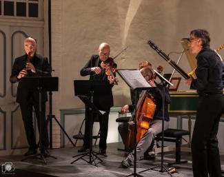 Concert : "Musiciens de la chambre du Roi" à l'abbaye de Belleperche Un groupe de musiciens en train de jouer un concert