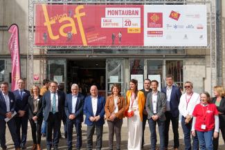 La 4ème édition du salon TAF à Montauban Tous les élus posent pour la photo d'inauguration du salon taf