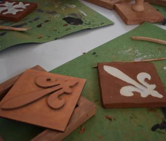 Des carreaux en argile avec le signe de la royauté 