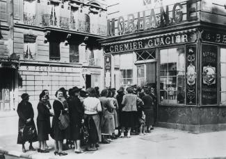 une file d'attente devant un magasin d'alimentation pendant la Seconde Guerre Mondiale