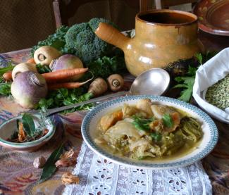 Conférence dégustation :"La cuisine révolutionnaire" à l'abbaye de Belleperche Une table avec un plat typique de l'époque de la Révolution