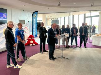 Cérémonie des drapeaux Olympique 2024 Michel Weill et des élus du département devant les drapeaux Olympiques