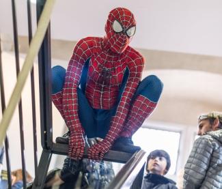 Animation : La super école des héros par la compagnie Millimétrée à l'abbaye de Belleperche Spiderman est assis sur une rampe d'escalier