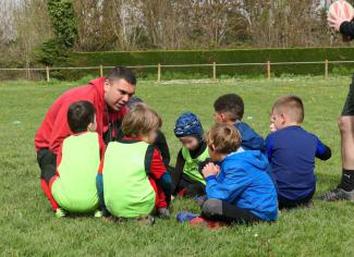 Le président du club de rugby amateur de Montbeton/Lacourt-Saint-Pierre avec des jeunes enfants