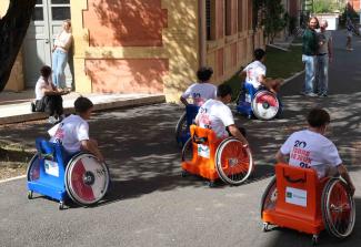 La Semaine olympique et paralympique 2024 au C.U 82 Des jeunes pendant une activité en fauteuil roulant, lors de la SOP