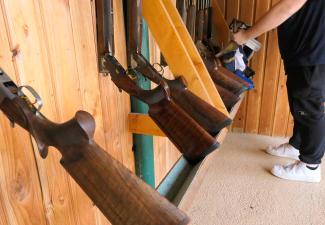 Le champion d'Europe de ball-trap dans une armoire à fusils