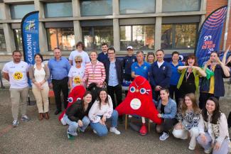 La Semaine olympique et paralympique 2024 au C.U Photo de groupe avec des étudiants et des élus lors la Semaine olympique et paralympique 2024 au C.U