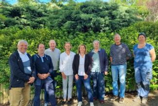 Lancement de la campagne 2024 du Concours départemental des VVF Ensemble d'élus posant devant l'objectif pour les VVF