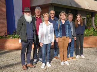 Ensemble d'élus posant devant l'objectif pour les VVF