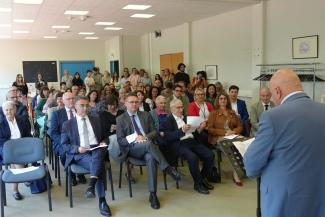 Inauguration de la nouvelle salle Shatta et Bouli SIMON à la cité scolaire François Mitterrand de Moissac Le président Michel Weill réalisant un discours devant un ensemble de personnes et d'élus