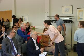 Inauguration de la nouvelle salle Shatta et Bouli SIMON à la cité scolaire François Mitterrand de Moissac Une jeune élève qui remet des roses aux élus