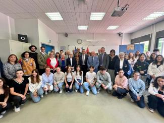Inauguration de la nouvelle salle Shatta et Bouli SIMON à la cité scolaire François Mitterrand de Moissac Les enfants et les élus posent pour l'inauguration de la nouvelle Shatta et Bouli SIMON à la cité scolaire François Mitterrand de Moissac salle
