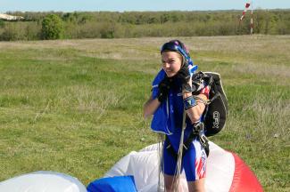 La parachutiste de précision, Laura Jaguelin, lors d'un entraînement à Bouloc en Quercy La parachutiste de précision Laura Jaguelin qui vient d'atterrir