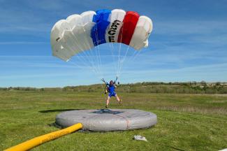 Laura Jaguelin, parachutiste de précision Laura Jaguelin en train d'atterrir lors d'un saut en parachute