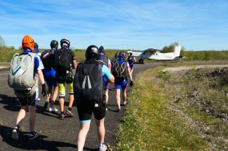 Laura Jaguelin et ses coéquipers s'apprêtant à monter dans l'avion de parachutage, lors d'un entraînement à Bouloc en Quercy