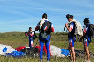 Les coéquipers de la parachutiste de précision en train de plier leur équipement Les coéquipers de la parachutiste de précision en train de plier leur équipement