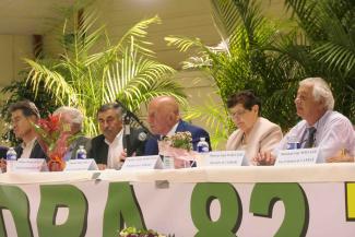 Photo de l'assemblée générale de l'ADRA 82 en juin 2024 Plusieurs personnalités assises à table dont Michel Weill en train de parler dans un micro