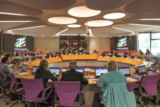 Photo de l'assemblée départementale avec ses élus image de la salle plénière durant l'assemblée départementale composée des élus et du président