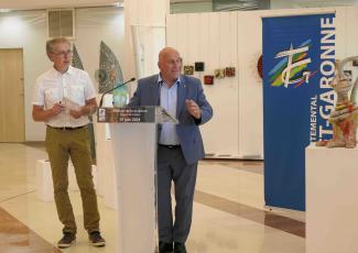 Photo d'un discours lors d'une exposition artistique au Conseil Départemental Le président Michel Weill réalisant un discours derrière un pupitre lors d'une exposition artistique