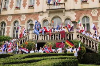 Arrivée de la flamme olympique au département par les collégiens J.O Paris 2024 Ensemble de collégiens devant le château Montauriol avec le président du CD82 entrain de porter la flamme olympique