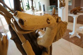 Une tête de cheval sculpté dans du bois 