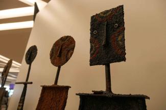 Photo de sculpture lors d'une exposition au Conseil Départemental Sculptures abstraite de personnages de couleur sombre