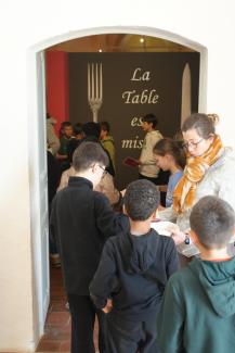 Jeunes enfants visitant l'Abbaye de Belleperche Un groupe de jeunes enfants en train de visiter l'Abbaye avec une adulte