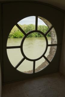 Fenêtre de l'Abbaye de Belleperche sur la façade Nord Une fenêtre ronde donnant lieu sur la Garonne présente à l'Abbaye de Belleperche