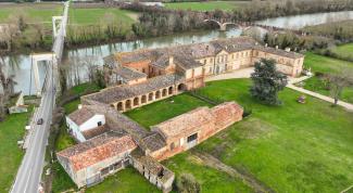 Abbaye de Belleperche et ses jardins vue du ciel Ensemble de bâtiments qui correspondent à l'Abbaye situé a Belleperche vue du ciel