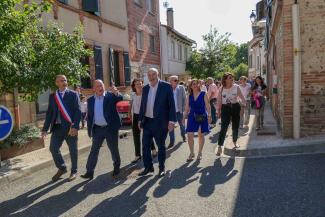 Inauguration des travaux d'aménagement de la commune de Bourret Les élus (Michel Weill, Frédéric Ius, Anne Ius, Jean-Michel Baylet) marchant dans le village de Bourret