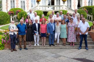 Palmarès Villes et Villages Fleuris 2024 L'ensemble du jury 2024 des VVF qui posent devant l'hôtel du département