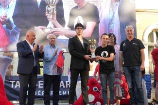 Deux jeunes garçons recevant un prix de la part des élus à la fête des sports