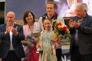 Deux sportifs ( fille et coach) recevant un prix de la part des élus