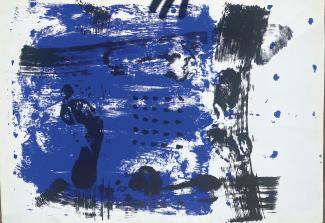 Exposition d'oeuvres de l'artiste Jacques Haramburu à l'espace des Augustins Peinture abstraite comportant des tons de bleu nuit et de noir avec l'empreinte d'un pied