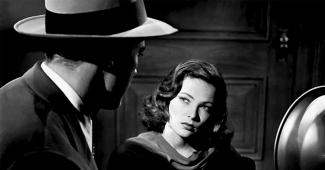 Projection du film Laura Photo en noir et blanc avec un homme à chapeau et une femme