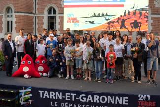 Photo de la fête des sport édition 2024 ( ensemble des lauréats) Ensemble des jeunes lauréats à la fête des sports départementale sur scène