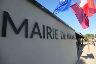 Inauguration des travaux d'aménagement de la commune de Bourret Image d'une façade de mairie