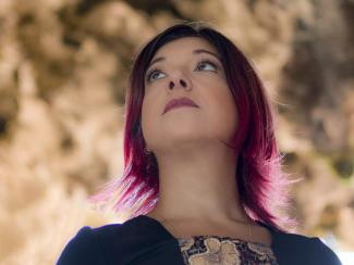 Concert réalisé par la chanteuse Maria Mazzotta à l'espace des Augustins Femme aux cheveux violets et roses regardant au loin