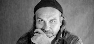 Spectacle du musicien Minino Garay à l'espace des Augustins Photo en noir et blanc d'un homme regardant face à lui