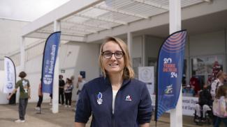 Portrait de Sophie Caverzan : sportive et vice-championne d'Europe de para taekwondo Portrait d'une jeune femme sportive et athlète paralympique : Sophie Caverzan