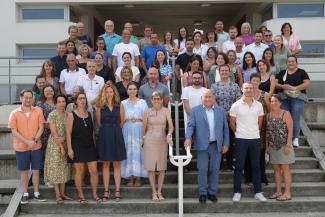 Rentrée scolaire 2024 Les professeurs qui posent sur la photos de classe du collège de Beaumont de Lomagne