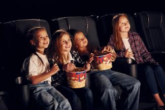 « Collège au cinéma » Des enfants assistant à une séance de cinéma
