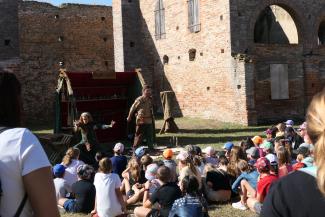 Spectacle enfant Abbaye 17 édition des médiévales Des enfants devant un spectacle de l'Abbaye