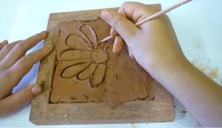 Belleperche main Enfant qui fait de la poterie