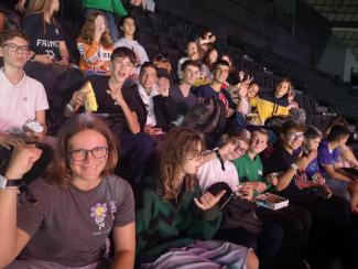 collégiens aux JO Des collégiens posent pour les Jeux paralympiques dans un stade
