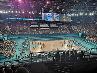 collégiens aux JO Des collégiens dans un stade pour les Jeux paralympiques