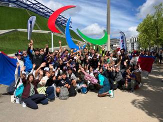 collégiens aux JO Des collégiens posent pour les Jeux paralympiques
