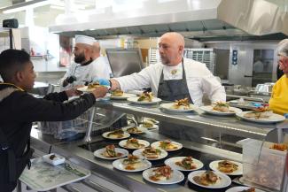cantine scolaire un élève qui est servi dans une cantine scolaire
