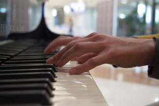piano Main jouant du piano