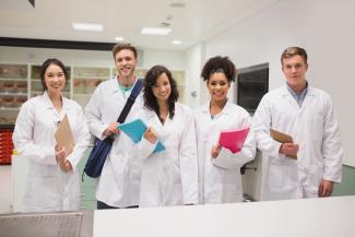 jeunes médecins jeunes médecins en blouse qui posent